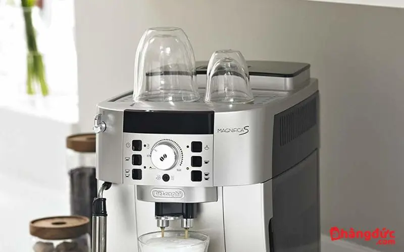 Máy pha cafe Delonghi ECAM22.110.SB được trang bị bộ phận hâm nóng tách