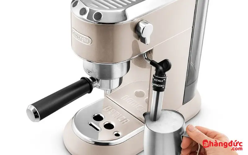 Tích hợp cây đánh bọt sữa giúp người dùng tạo ly cappuccino thơm ngon, hấp dẫn