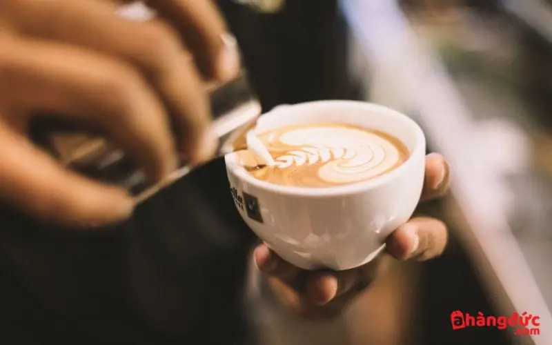 Rót bọt sữa vào ly cà phê capuchino và tạo hình tuỳ sở thích