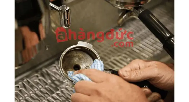 Vệ sinh sau khi sử dụng máy pha cà phê espresso