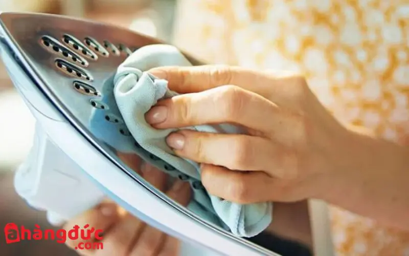 Vệ sinh và bảo dưỡng bàn ủi hơi nước Panasonic