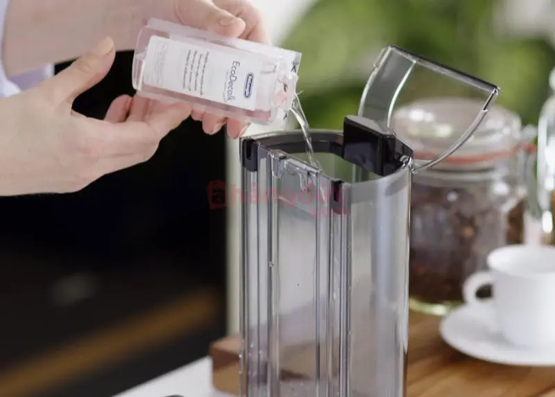 Vệ sinh máy pha cà phê Delonghi: Spa máy theo hướng dẫn Video 10 Luôn sử dụng dung dịch tẩy cặn chuyên dụng như De'Longhi Ecodecalk để đảm bảo an toàn và hiệu quả cho máy.