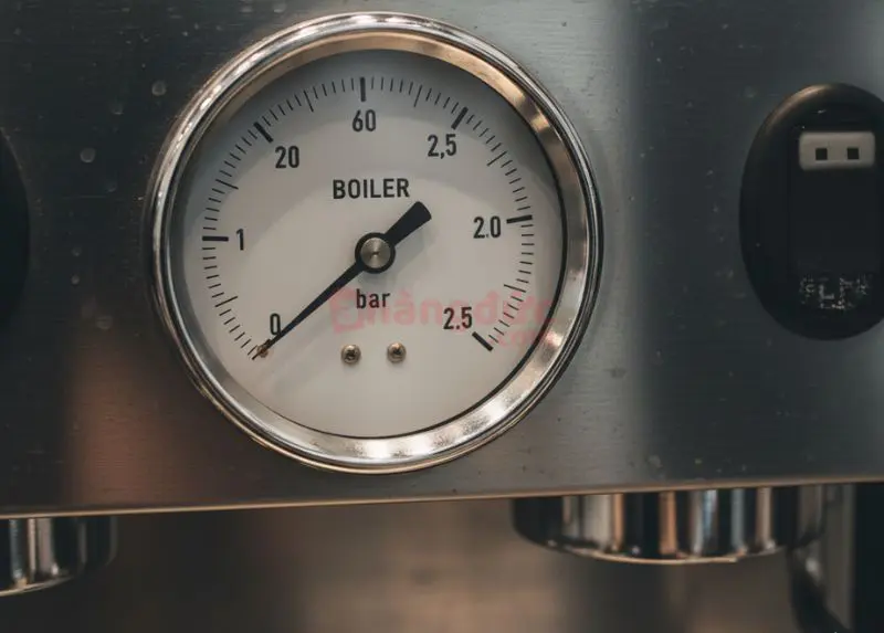 Giai đoạn "thiền định": Kiên nhẫn chờ đợi đồng hồ áp suất đạt mức chuẩn và các tay cầm được làm nóng hoàn toàn.