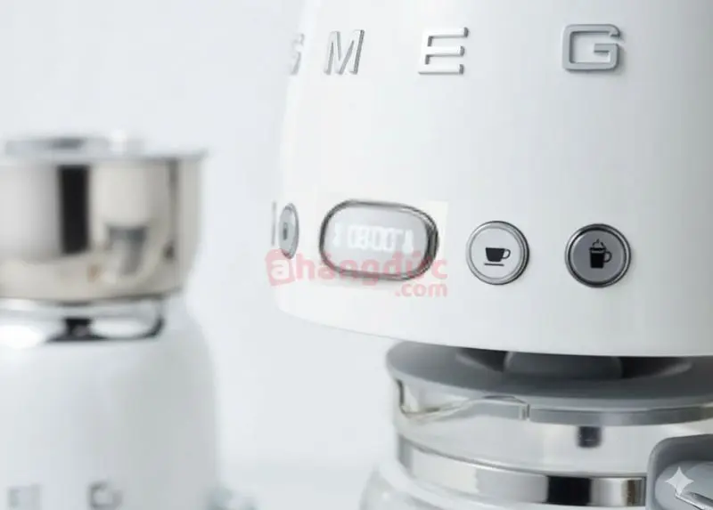 Máy pha cà phê smeg có tốt không? Lời hồi đáp cho siêu phẩm thiết kế từ ý 11 Bảng điều khiển tối giản giúp Smeg cực kỳ thân thiện với người dùng, ai cũng có thể pha cà phê ngon.