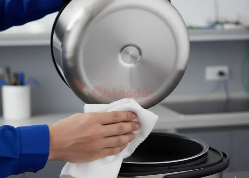 Sửa nồi cơm điện không nhảy nút: Cứu tinh cơm cháy & hướng dẫn tại nhà 10 "Phòng bệnh hơn chữa bệnh" - Luôn lau khô đáy lòng nồi là thói quen đơn giản nhưng cực kỳ hiệu quả.