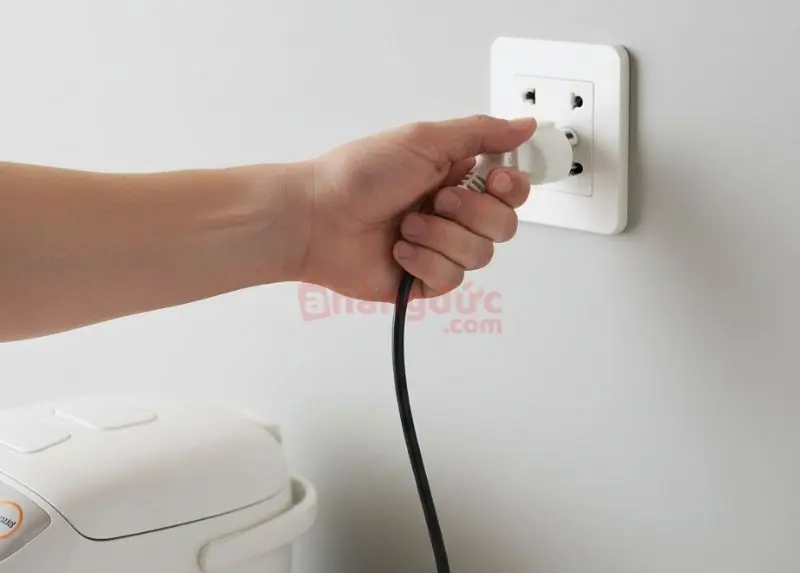 Sửa nồi cơm điện không nóng: Đừng vội vứt đi, đây là cách "cấp cứu" tại nhà! 8 An toàn là trên hết! Luôn rút phích cắm điện trước khi thực hiện bất kỳ thao tác kiểm tra, sửa chữa nào.