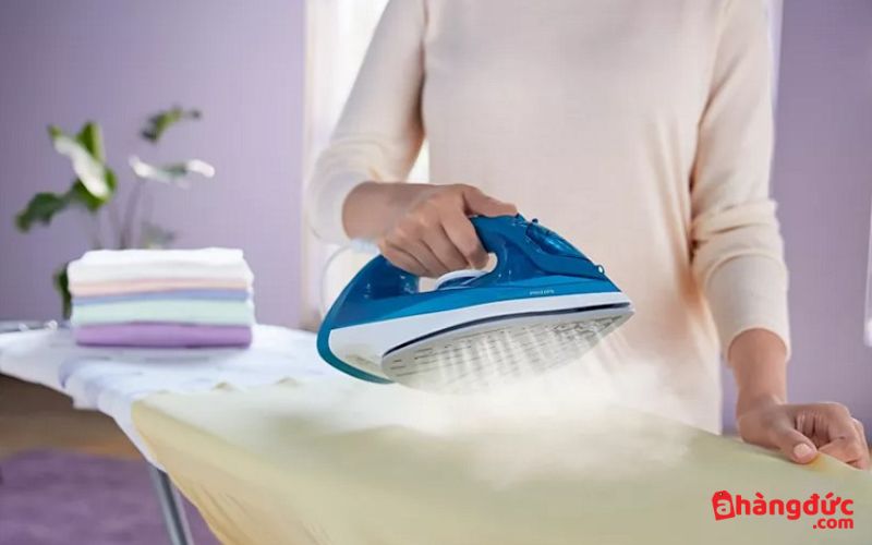 Bàn ủi hơi nước hoạt động bằng cách sử dụng hơi nước được đun nóng trong bàn ủi để ủi quần áo