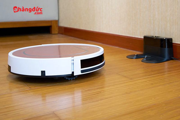 Robot hút bụi tự sạc điện