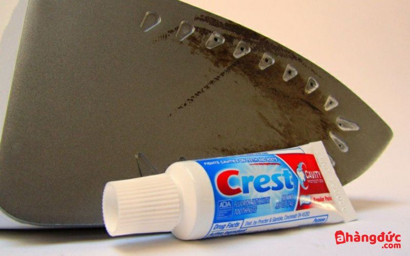 Cách tẩy vết cháy trên bàn ủi bằng kem đánh răng