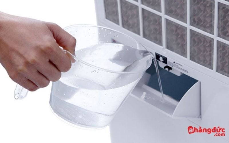 Thêm nước để đảm bảo quạt hơi nước hoạt động tốt ở chế độ làm mát