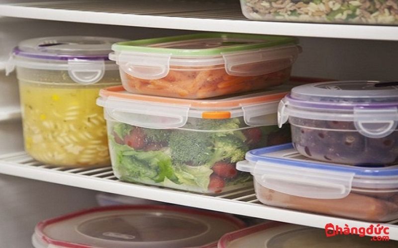 Nên cho thực phẩm vào trong hộp đựng trước khi cho vào tủ lạnh để hạn chế mùi hôi
