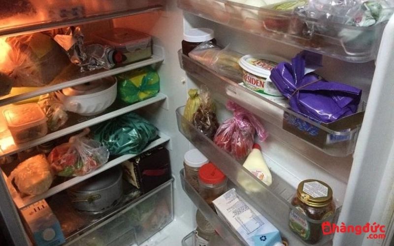 Chứa quá nhiều thực phẩm là nguyên nhân khiến tủ lạnh Hitachi không lạnh