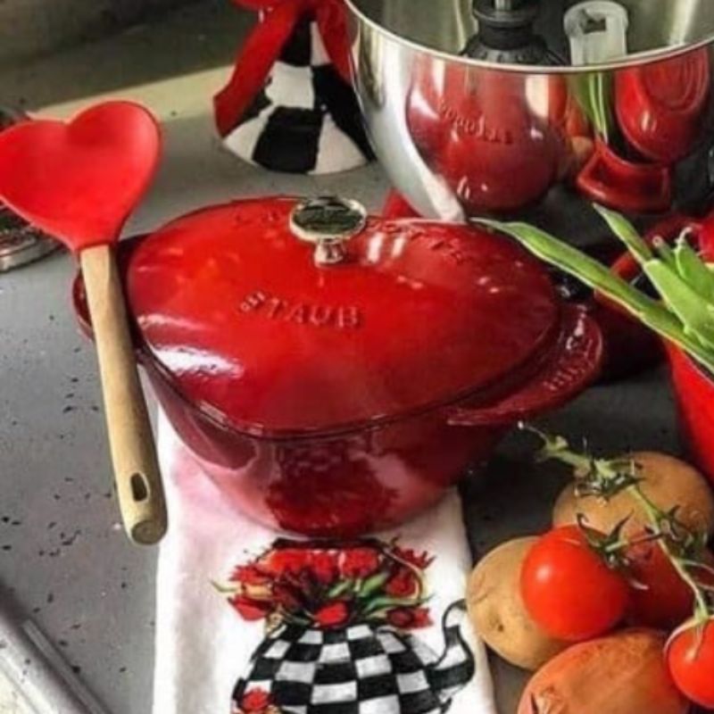 Nồi gang Staub trái tim 20 cm Nồi gang Staub trái tim 20 cm 1,7L màu đỏ