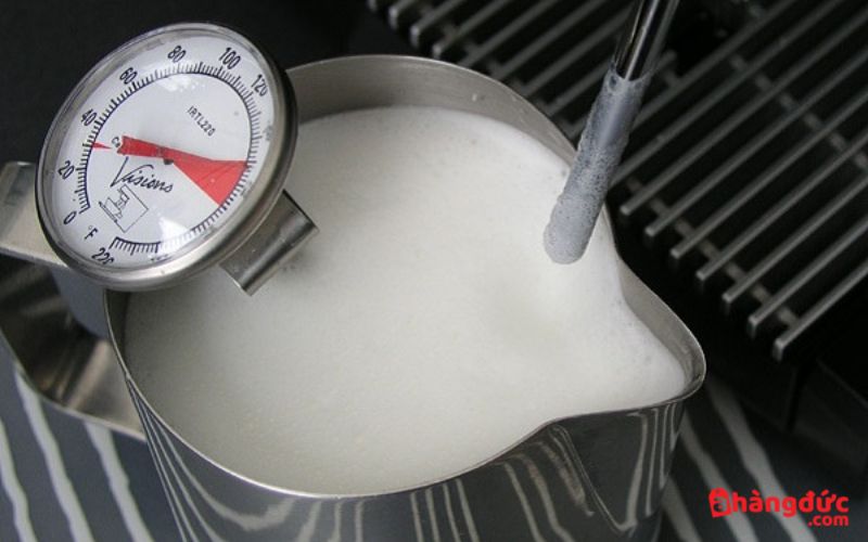 Sử dụng nhiệt kế để do nhiệt độ sữa