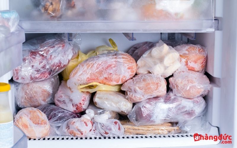 Cho quá nhiều thực phẩm khiến tủ lạnh Panasonic bị quá tải không đông đá được