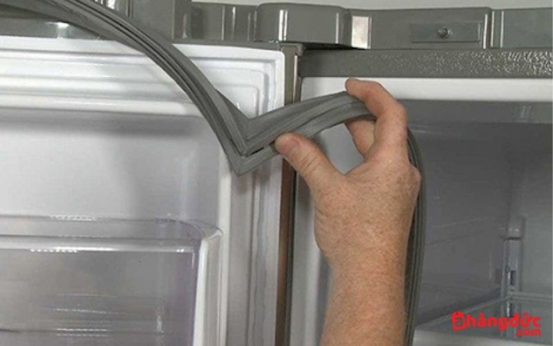 Gioăng cao su bị hỏng khiến tủ lạnh Panasonic không đông đá