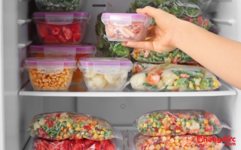 Lấy hết thực phẩm trong tủ lạnh ra ngoài