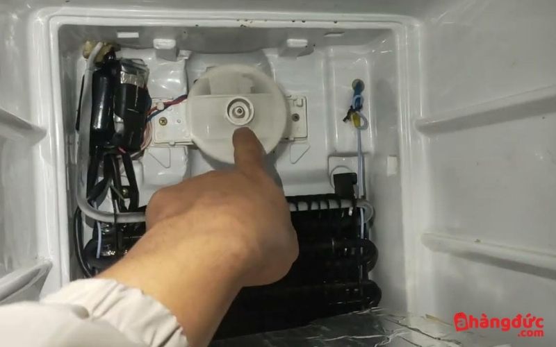 Motor cánh quạt bị khô dầu khiến ngăn đá tủ lạnh phát ra âm thanh bất thường