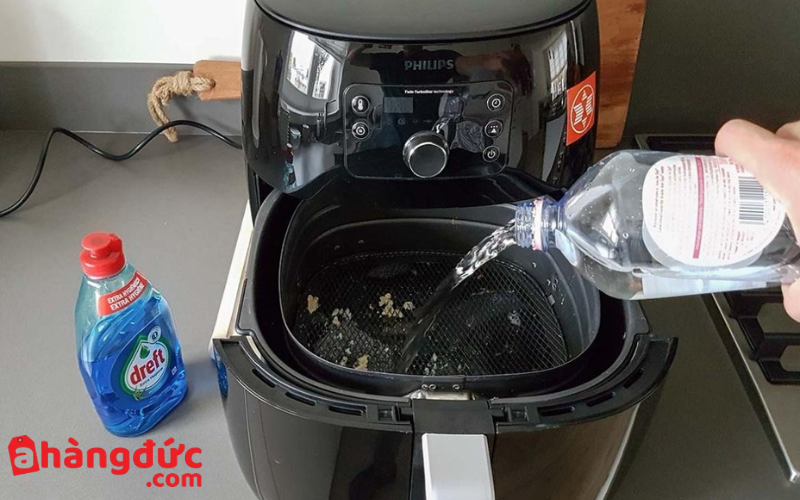 Cách sử dụng nồi chiên không dầu Philips đơn giản, chỉ mất vài phút 8 Vệ sinh nồi chiên không dầu Philips