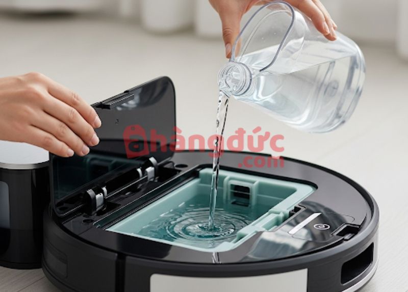 Đừng quên "tiếp nước" cho robot trước mỗi lần dọn dẹp.
