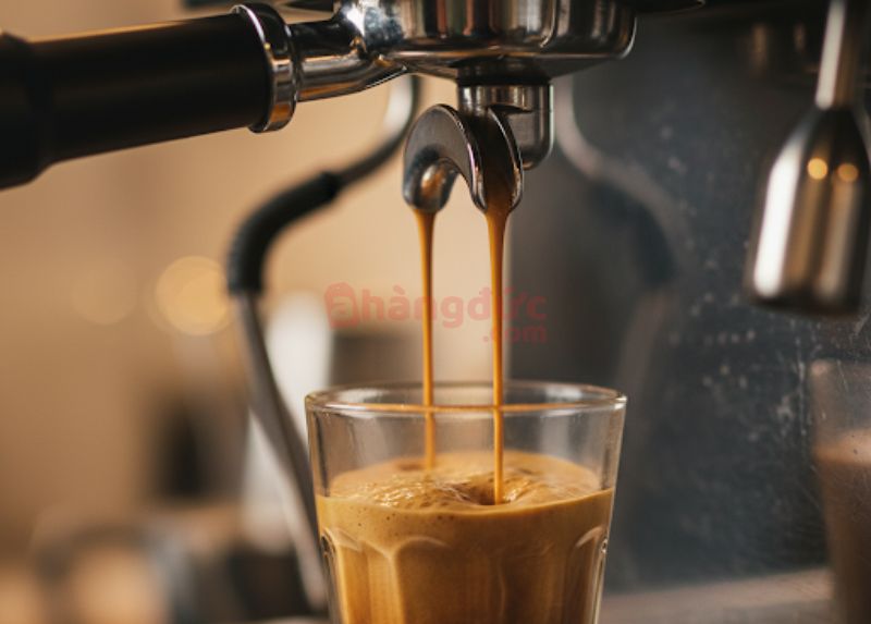 Khoảnh khắc kỳ diệu: Dòng espresso chảy đều như 'đuôi chuột' và lớp crema vàng óng là dấu hiệu của một shot cà phê hoàn hảo.