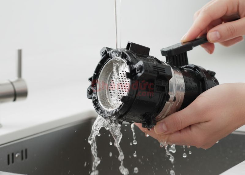 Đối với máy tự động, hãy tháo cối ép ra rửa sạch hàng tuần để loại bỏ bã cà phê tích tụ.
