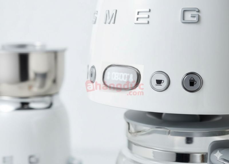 Bảng điều khiển tối giản giúp Smeg cực kỳ thân thiện với người dùng, ai cũng có thể pha cà phê ngon.