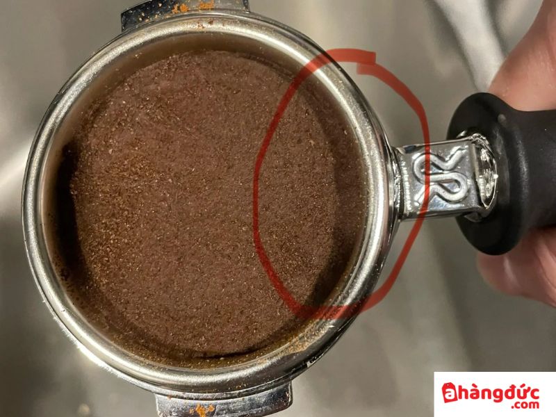 Máy nén cafe tự động: Bí quyết đột phá chiết xuất espresso và top thiết bị đáng mua 13 Bề mặt nén bị lệch nghiêng (Uneven Tamping)