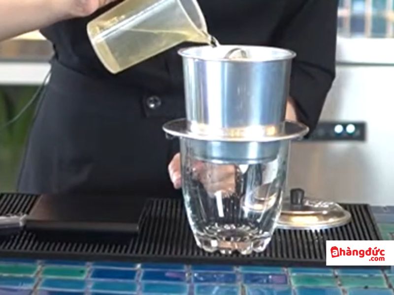 Bước 5_ Châm nước trích ly